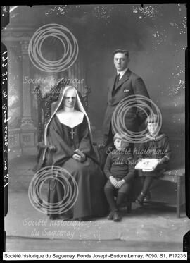 Bergeron, M. et une religieuse et deux enfants